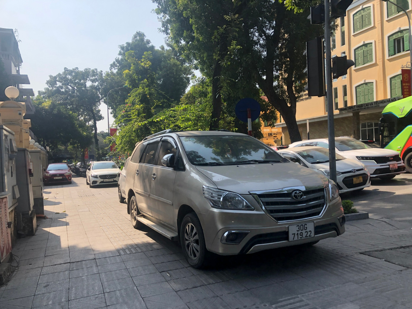 Đáng chú ý, hiện tượng này tái diễn ngay sau khi Chủ tịch UBND quận Ba Đình Tạ Nam Chiến có văn bản yêu cầu UBND 14 phường trên địa bàn quận chủ trì, phối hợp với Đội Thanh tra Giao thông quận kiểm tra, rà soát các tuyến phố, tuyệt đối không để xảy ra tình trạng dừng, đỗ xe ô tô trên hè phố. Xử lý nghiêm các trường hợp cố tình vi phạm.