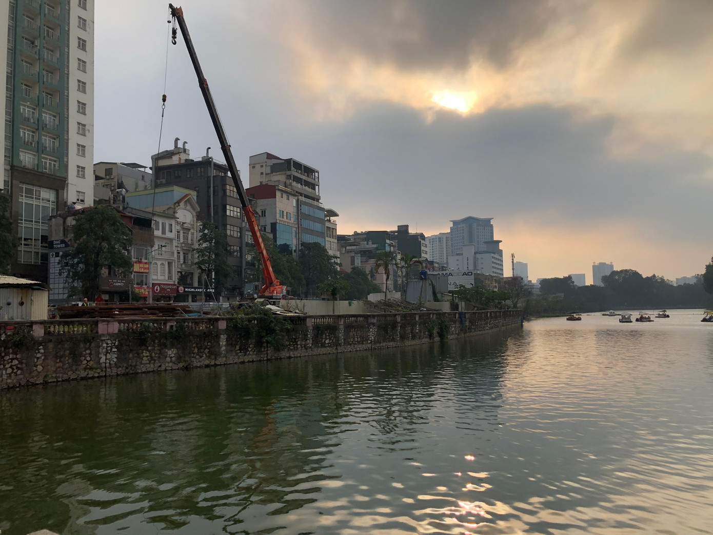 Khu vực nhà ga S9 đang thi công cũng tiếp giáp với mặt hồ của Công viên Thủ Lệ.