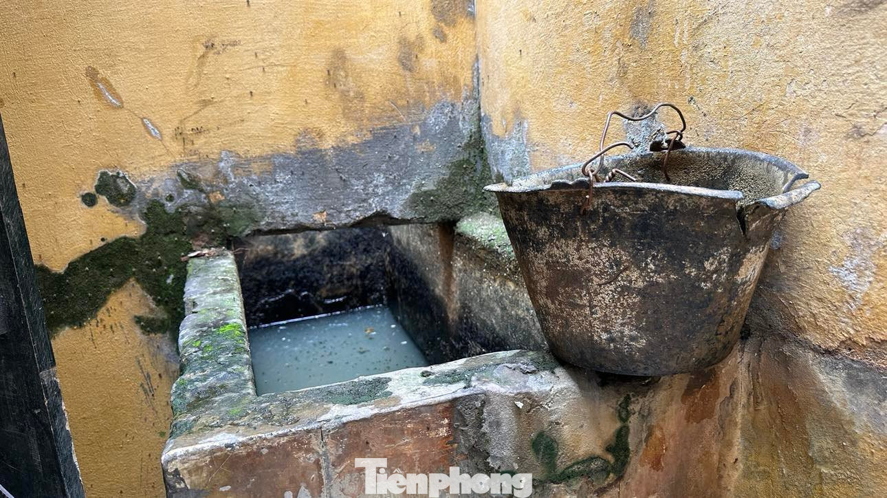 Nước bẩn trong bồn chứa nước của nhà vệ sinh công cộng.