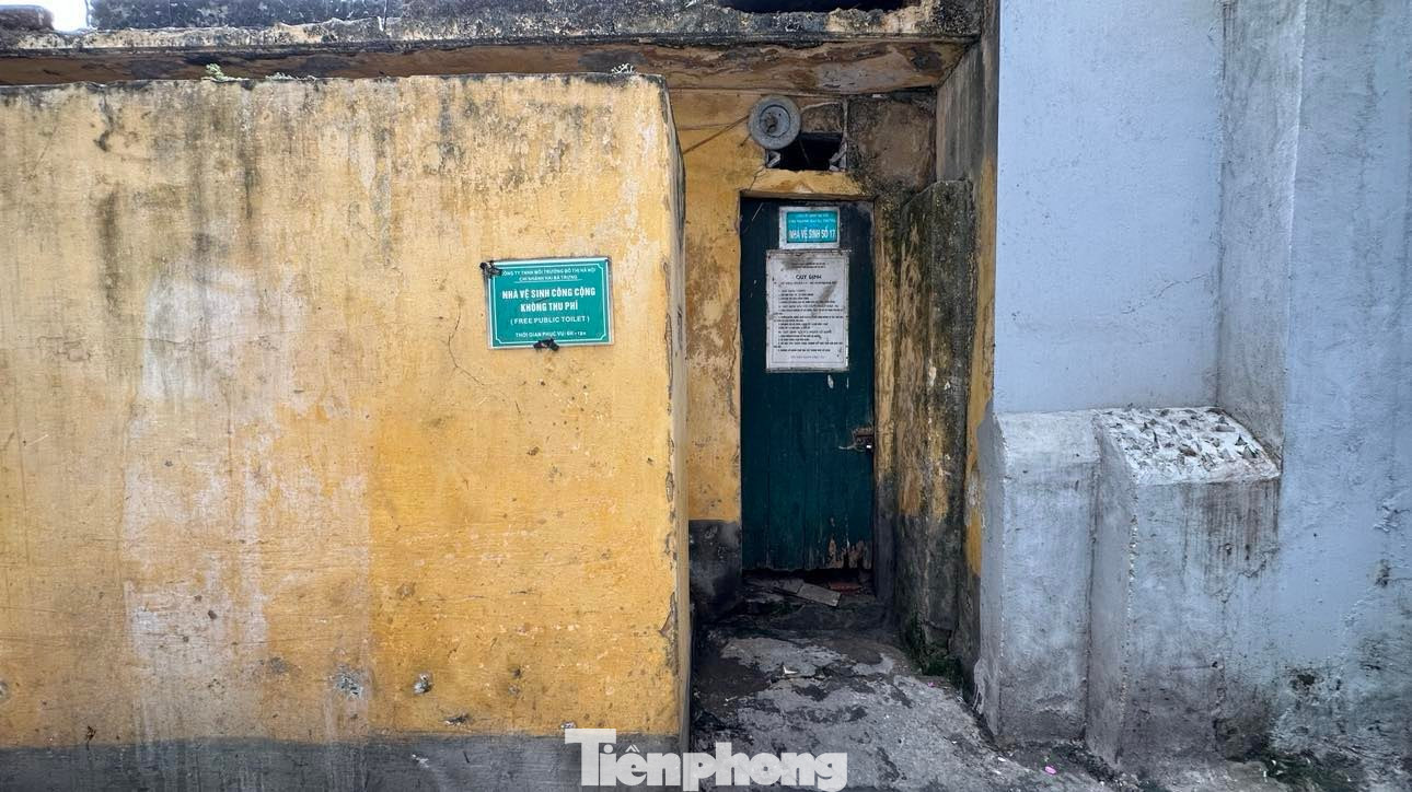 Nhà vệ sinh công cộng tại ngõ 8 Hương Viên (quận Hai Bà Trưng) được xây dựng từ lâu nhằm phục vụ nhu cầu vệ sinh tại các khu dân cư và được phân bố trong các khu nhà dân, khu tập thể, nằm trong các ngõ sâu. Đến nay, các khu dân cư đều xây dựng mới và hầu hết đã có nhà vệ sinh tự hoại trong nhà nên rất ít người sử dụng Nhà vệ sinh công cộng dạng này.