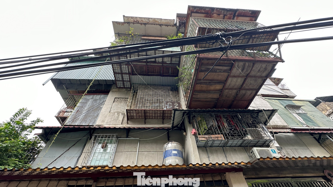 Ghi nhận tại các khu nhà cho thấy, tình trạng lấn chiếm, cơi nới diễn ra phổ biến. Hình ảnh tại khu nhà C4, tập thể Nghĩa Tân