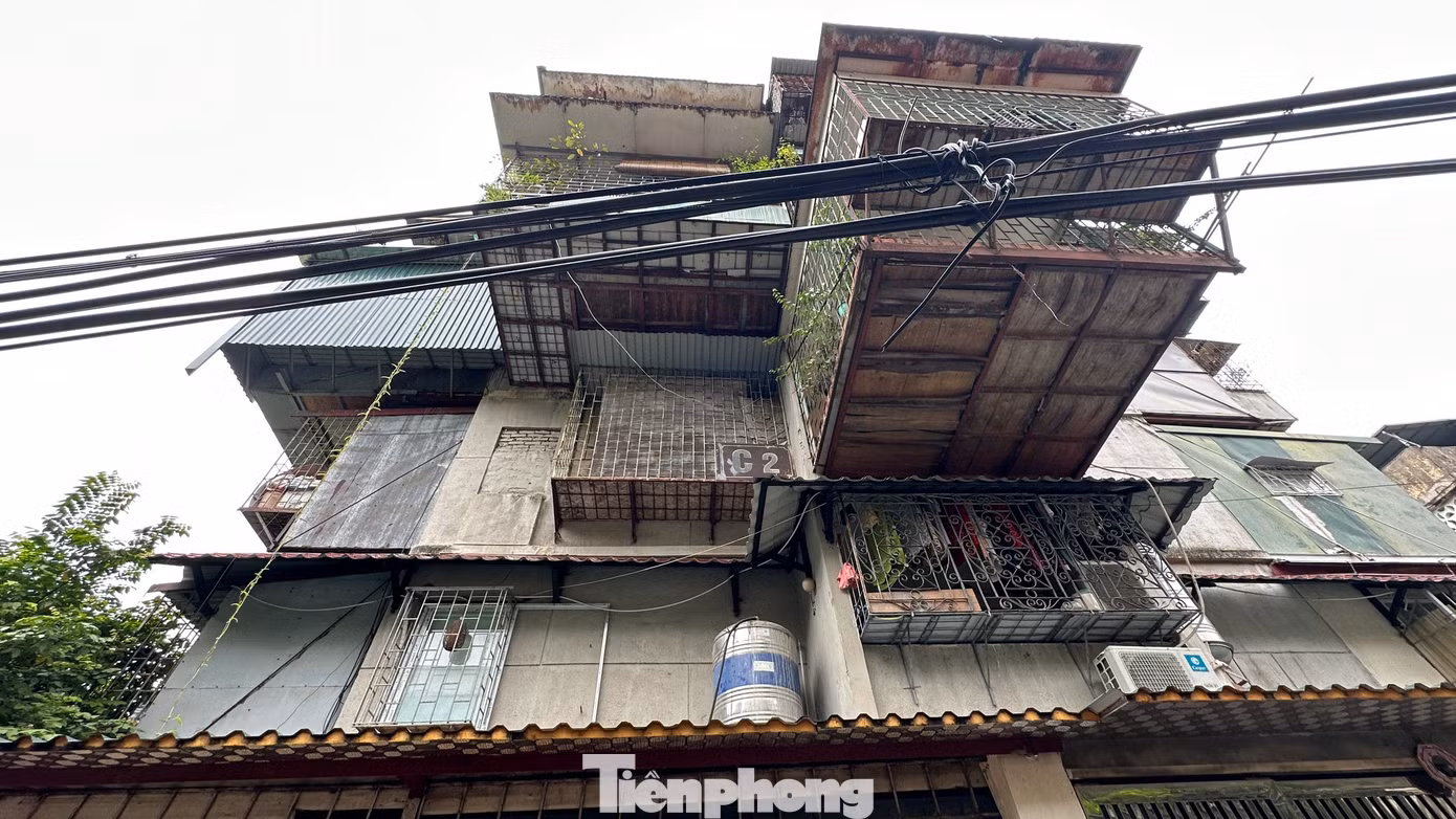 Ghi nhận tại các khu nhà cho thấy, tình trạng lấn chiếm, cơi nới diễn ra phổ biến. Hình ảnh tại khu nhà C4, tập thể Nghĩa Tân