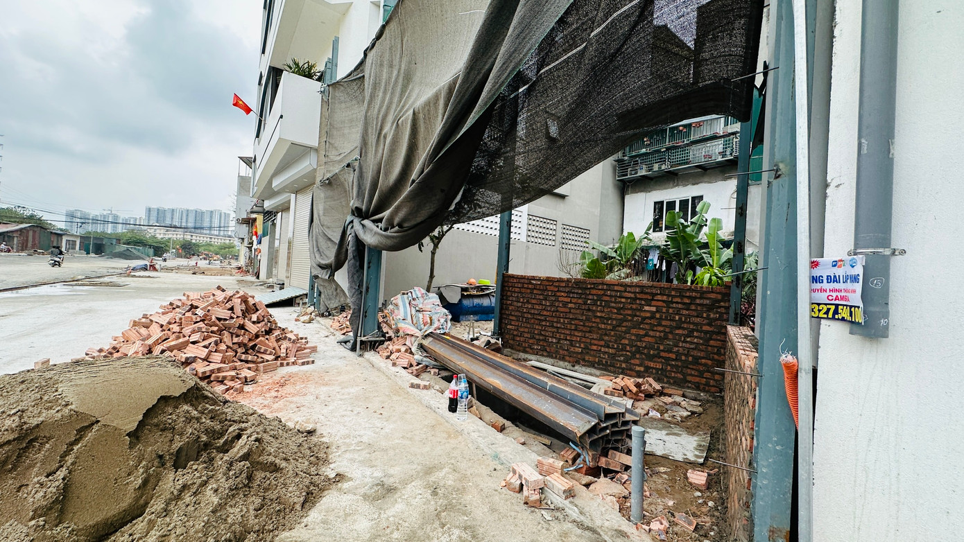 Nhiều công trình đang gấp rút sửa để chờ thông đường.