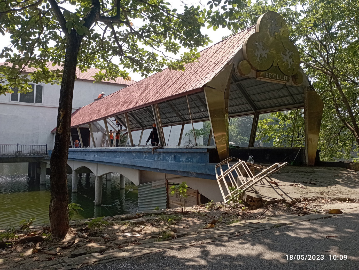 Nhà nổi giữa hồ đang bị tháo dỡ từng phần Nhà nổi giữa hồ đang bị tháo dỡ từng phần