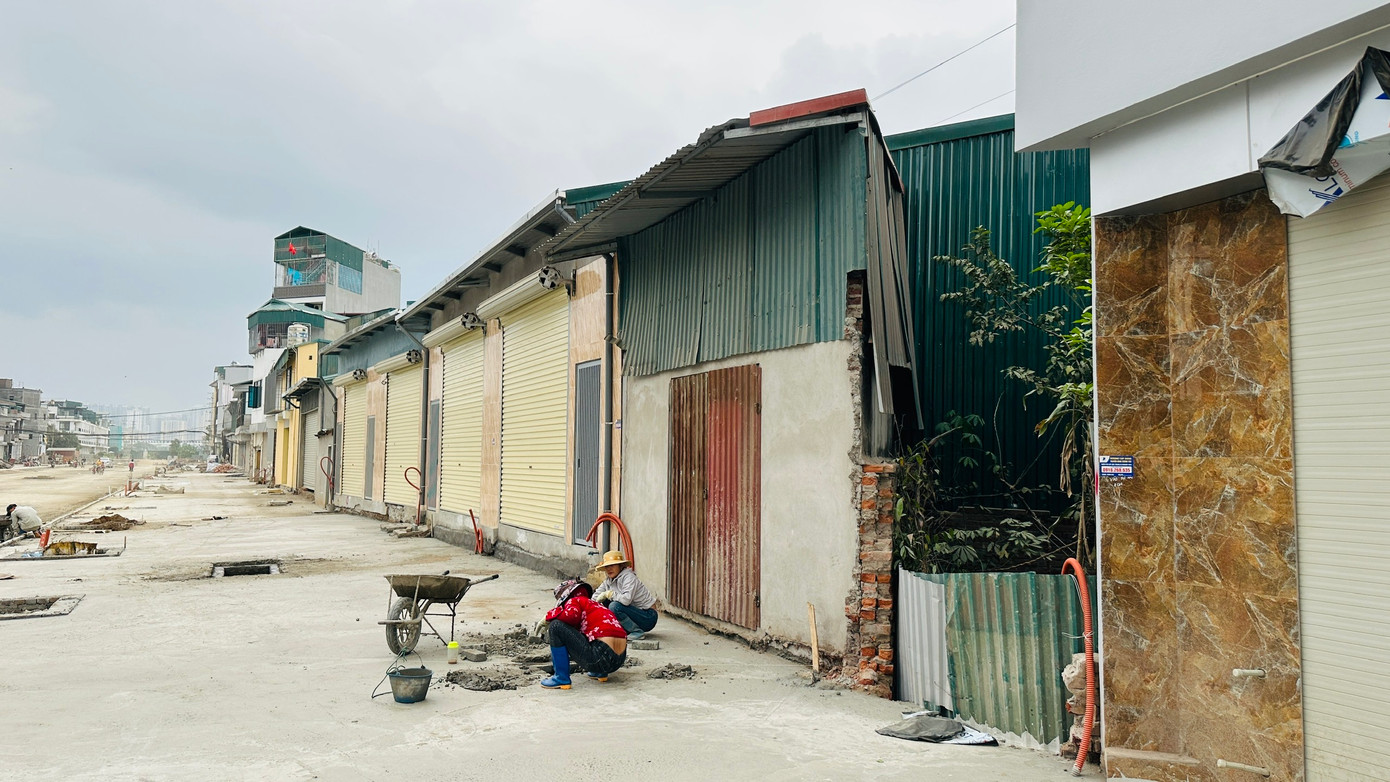 Dù dự án còn đang làm hạ tầng để chuẩn bị thông xe, nhưng nhiều ngôi nhà "siêu mỏng, siêu méo", hình thù kỳ dị đã xuất hiện trên tuyến đường.