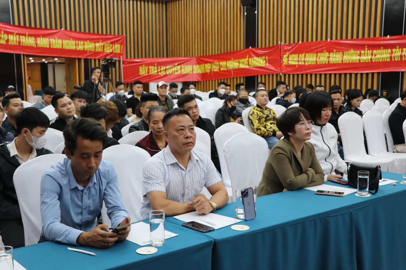 Hàng trăm chủ cơ sở karaoke kiến nghị về việc đủ quy định hoạt động trước đó lại được bị kết luận không đủ điều kiện hoạt động.