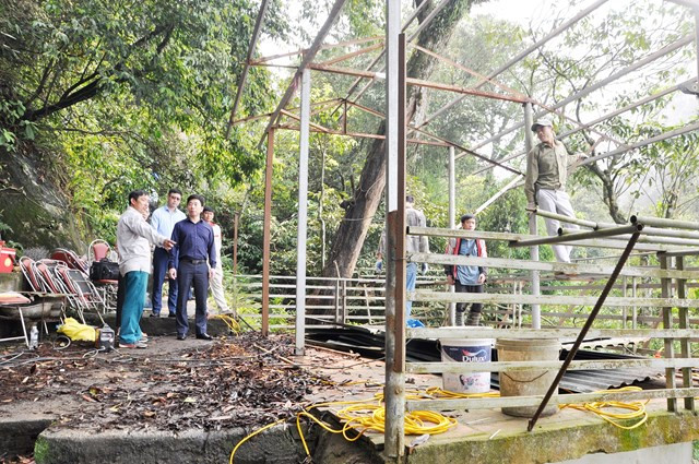 Các chủ công trình trên đường xuống Thác Bạc tự nguyện tháo dỡ. Ảnh: Cổng TT Tam Đảo