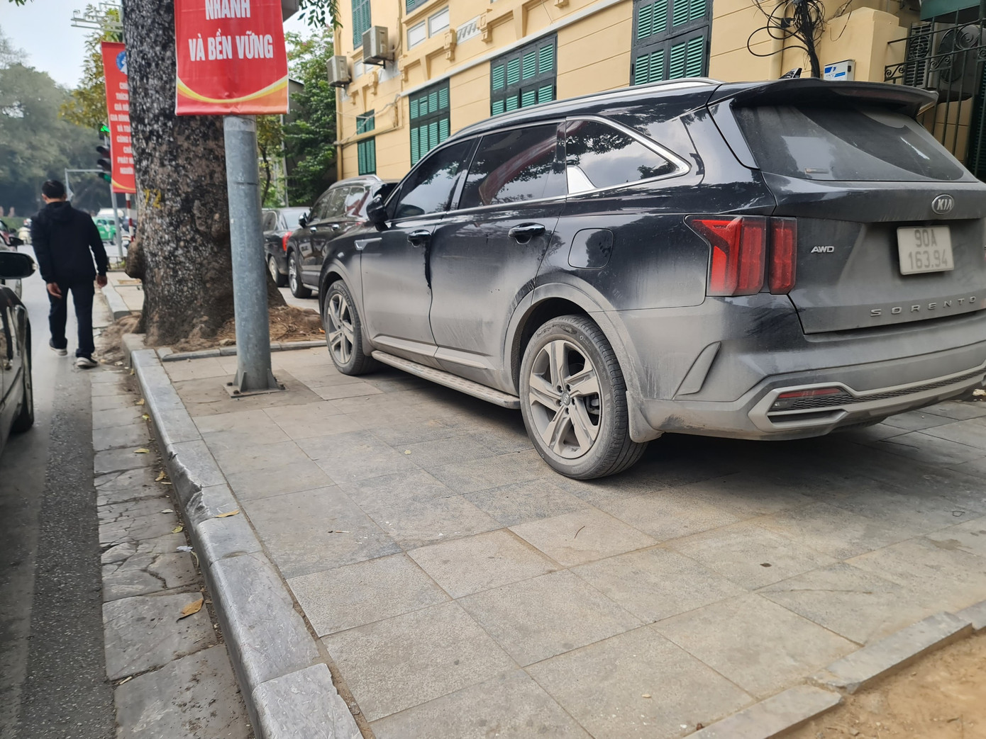 Vỉa hè đầu phố Chu Văn An - Nguyễn Thái Học.