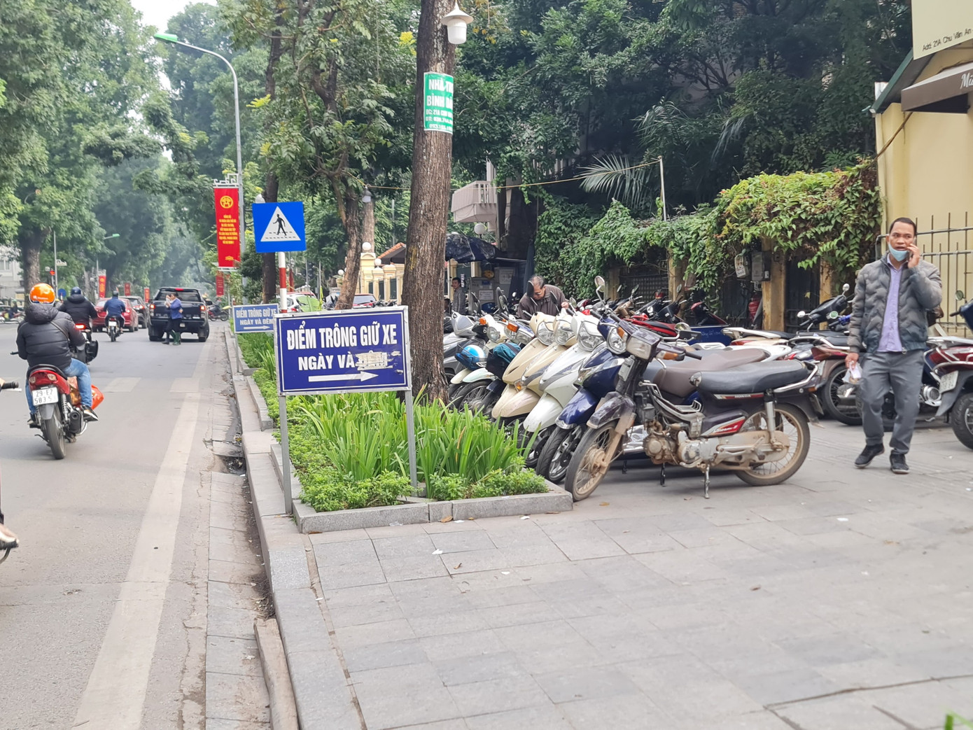 Ghi nhận của PV Tiền Phong, quanh Bệnh viện đa khoa Xanh Pôn có hiện tượng trông giữ xe ô tô trái phép trên vỉa hè. Đáng nói, những bãi xe này chỉ được cấp phép trông giữ xe máy.