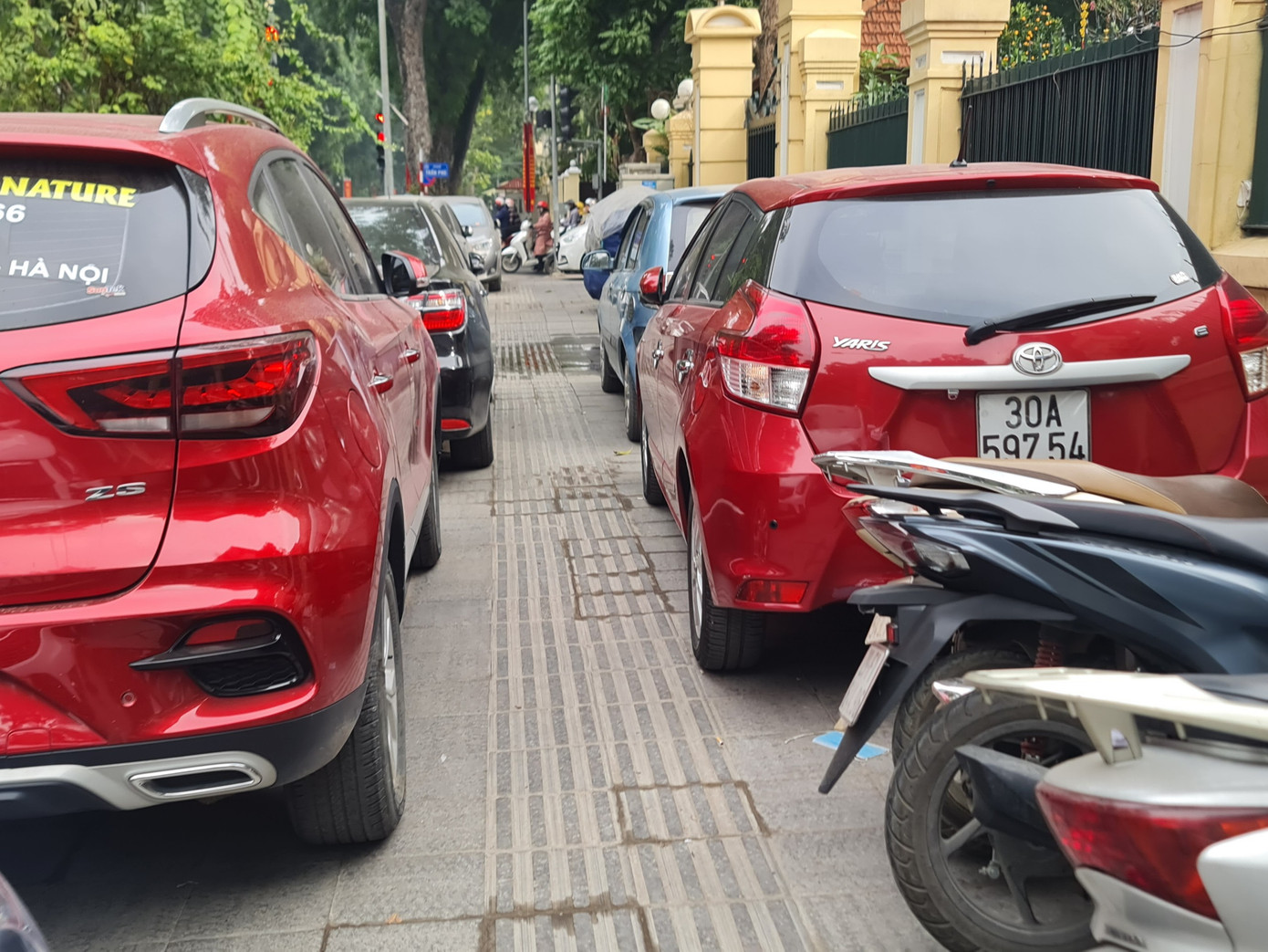 Có thời điểm ô tô đỗ kín 2 hàng trên vỉa hè.