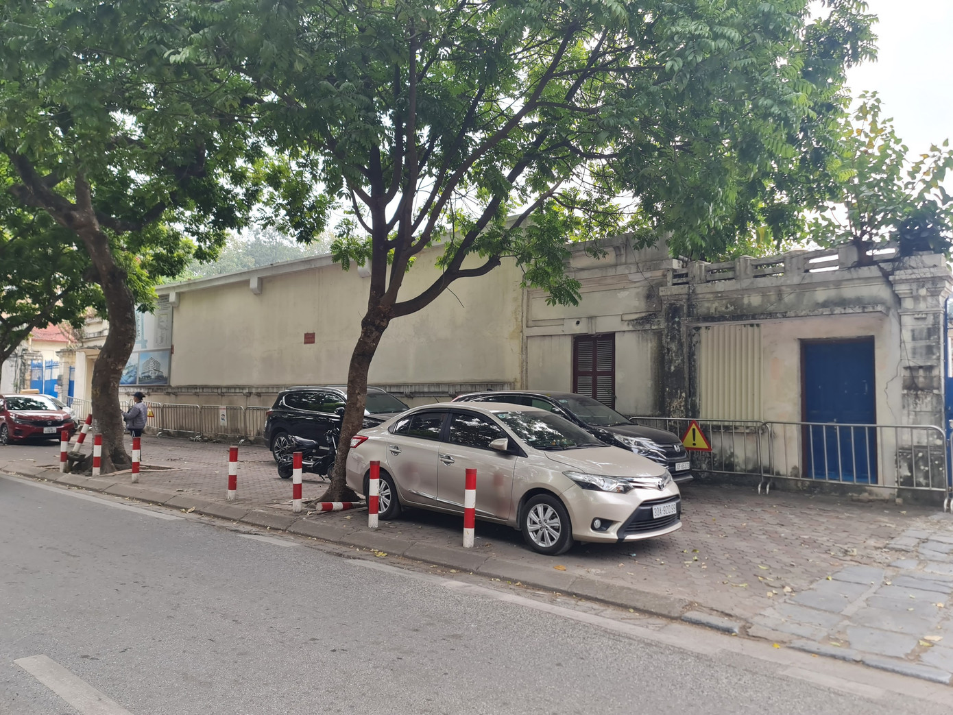 "Bãi xe lậu" tràn ra cả đường Trần Phú mỗi lúc phía đường Hùng Vương hết chỗ đỗ.