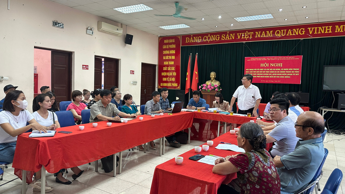 Quang cảnh Hội nghị đối thoại với tổ chức và các hộ dân nằm trong mốc giới thu hồi để thực hiện Dự án Chỉnh trang hạ tầng kỹ thuật phố Chương Dương Độ Quang cảnh Hội nghị đối thoại với tổ chức và các hộ dân nằm trong mốc giới thu hồi để thực hiện Dự án Chỉnh trang hạ tầng kỹ thuật phố Chương Dương Độ