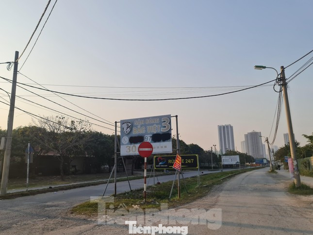 Công viên Hà Đông vắng lặng sau khi bị tạm đình chỉ, quây rào Công viên Hà Đông vắng lặng sau khi bị tạm đình chỉ, quây rào