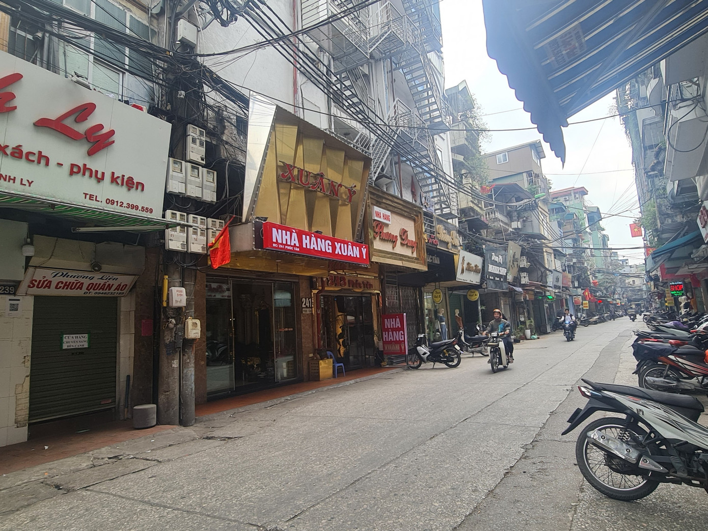 Được biết, từ ngày 8/10/2022, sau khi lực lượng quản lý về phòng cháy chữa cháy các quận, huyện tại TP Hà Nội kiểm tra toàn bộ cơ sở kinh doanh karaoke theo chỉ đạo của Bộ Công an, tất cả các cơ sở đều bị tạm dừng hoạt động, tạm đình chỉ do không đảm bảo an toàn về phòng cháy chữa cháy.Từ đó đến nay, sau mỗi đợt kiểm tra, nhiều quán đã cố gắng đầu tư, khắc phục. Tuy nhiên, theo phản ánh của một số chủ cơ sở, dù họ sửa chữa nhiều lần nhưng vẫn không thể hoạt động do chưa đạt yêu cầu.