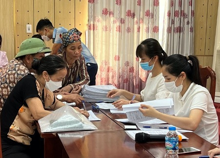 Nhiều người dân đến sớm để làm thủ tục nhận kinh phí bồi thường, hỗ trợ