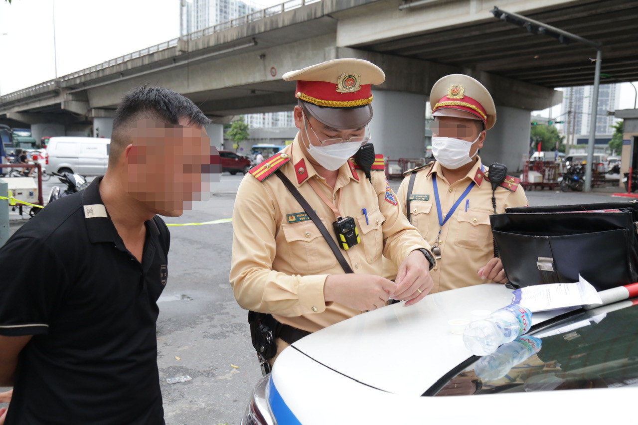 Thiếu tá Phùng Đông Hà, tổ trưởng tổ công tác cho biết, sau khi kiểm tra nồng độ cồn, các tài xế xe khách, xe tải, xe container sẽ được kiểm tra chất ma túy trong cơ thể bằng dụng cụ test nhanh.