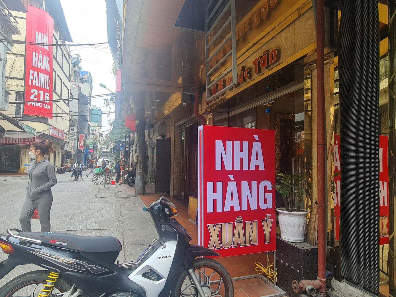 Mới đây, hàng trăm chủ đầu tư quán karaoke tại Hà Nội đã cùng ký đơn kêu cứu khi đứng trước bờ vực phá sản vì phải tạm dừng hoạt động do liên quan đến công tác PCCC. Để tự cứu mình trong đợt khó khăn này. Nhiều quán karaoke đã nhanh chóng chuyển đổi mô hình thành Nhà Hàng.