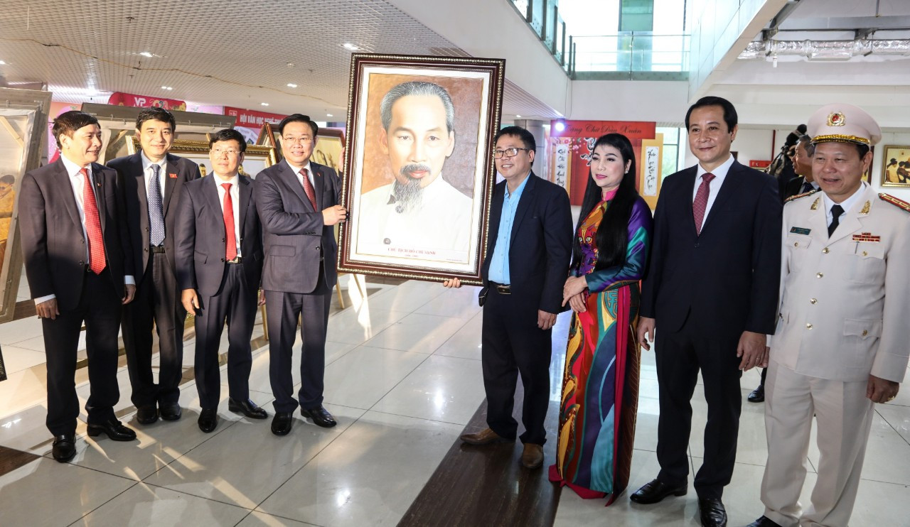 Lãnh đạo tỉnh Vĩnh Phúc trao bức ảnh chân dung Bác Hồ tặng Chủ tịch Quốc hội Vương Đình Huệ