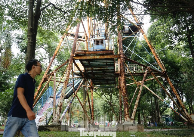 Vòng đu quay xuống cấp, hoen gỉ nhiều năm tại công viên Tuổi trẻ Thủ đô