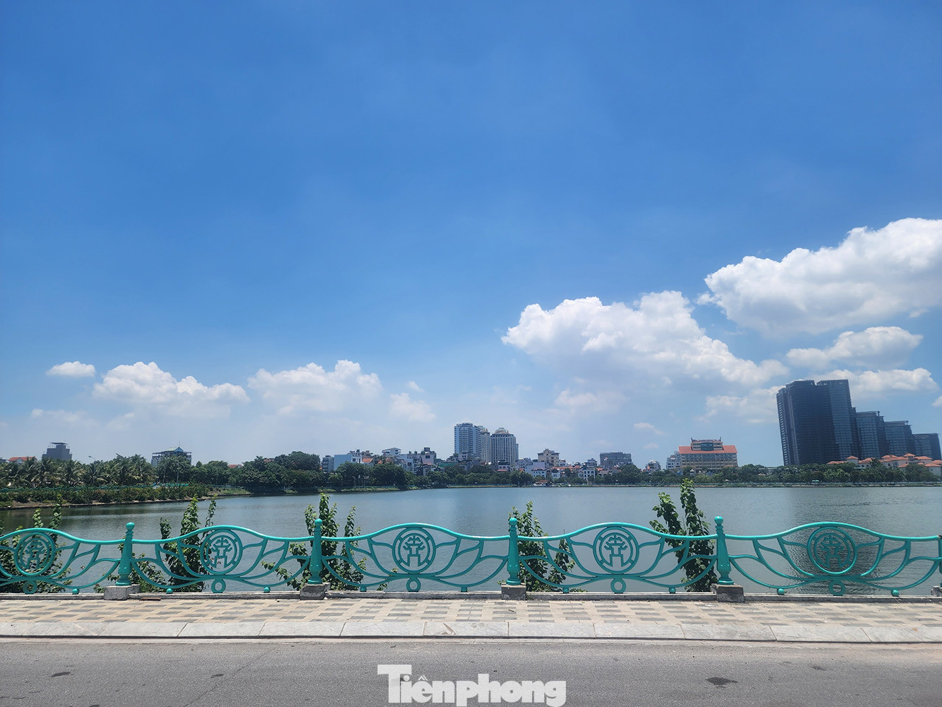 Mặt hồ Tây phong quang sau khi di dời tàu thuyền cũ nát