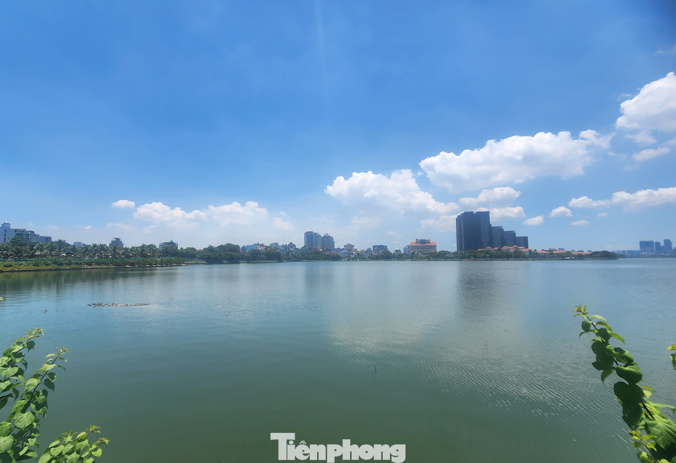 Chủ tịch HĐND TP Hà Nội đề nghị quận Tây Hồ phải phát huy thật tốt giá trị mọi mặt của hồ Tây, từ mặt nước, đường dạo, cây xanh, các công trình xây dựng xung quanh và vùng phụ cận...