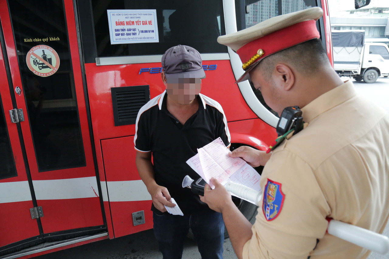 Nhằm thực hiện kế hoạch tổng kiểm soát ô tô kinh doanh vận tải hành khách và ô tô vận tải hàng hóa bằng container, Đội CSGT đường bộ số 14 (Phòng CSGT, Công an TP Hà Nội) ra quân kiểm soát và xử lý các trường hợp vi phạm trên đường Ngọc Hồi, Giáp Bát (khu vực gần bến xe Nước Ngầm). Tại đây, CSGT tập trung kiểm tra, xử lý các lỗi vi phạm như nồng độ cồn, ma túy...