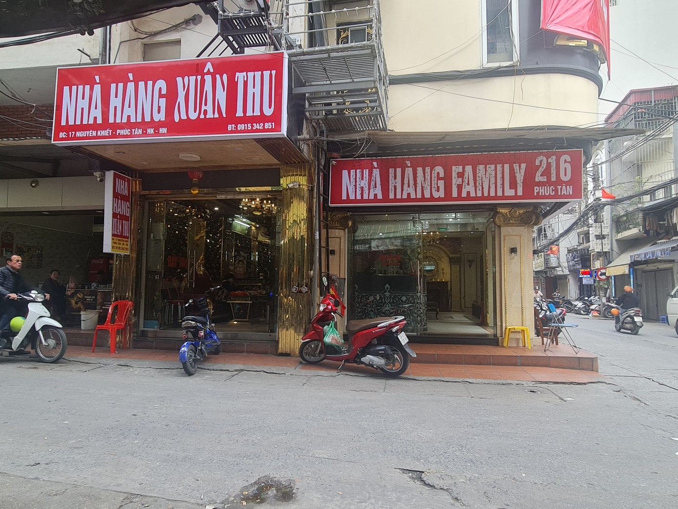 Được biết, các quán karaoke trên đã thay đổi đăng ký kinh doanh sang dịch vụ ăn uống. Tầng trên cùng được bố trí làm bếp phục vụ khách.