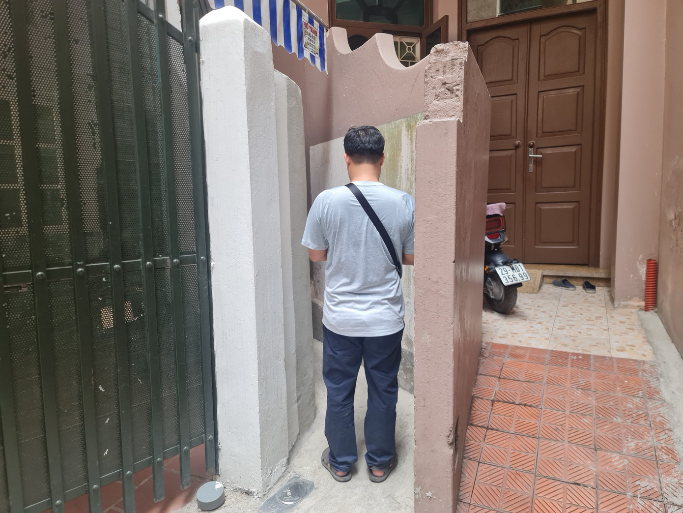 Tại các nhà vệ sinh công cộng cũ, có hiện tượng bị các hộ dân xung quanh lấn chiếm. Trong ảnh là nhà vệ sinh công cộng trong ngõ Dã Tượng, đường vào chỉ đủ cho một người đi.