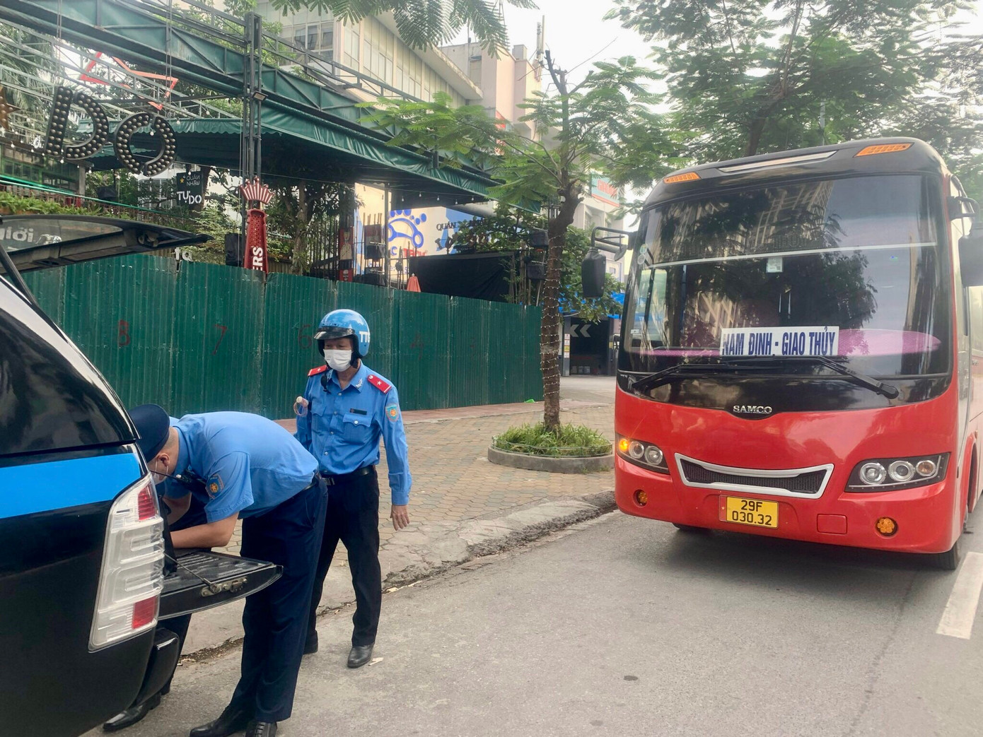 "Đặc biệt, khu vực Bến xe Mỹ Đình đơn vị tăng cường tuần tra kiểm soát đối với những nhà xe, nếu có vi phạm dừng đỗ bắt khách dọc đường trên tuyến Phạm Hùng theo thẩm quyền" - ông Sơn nói.