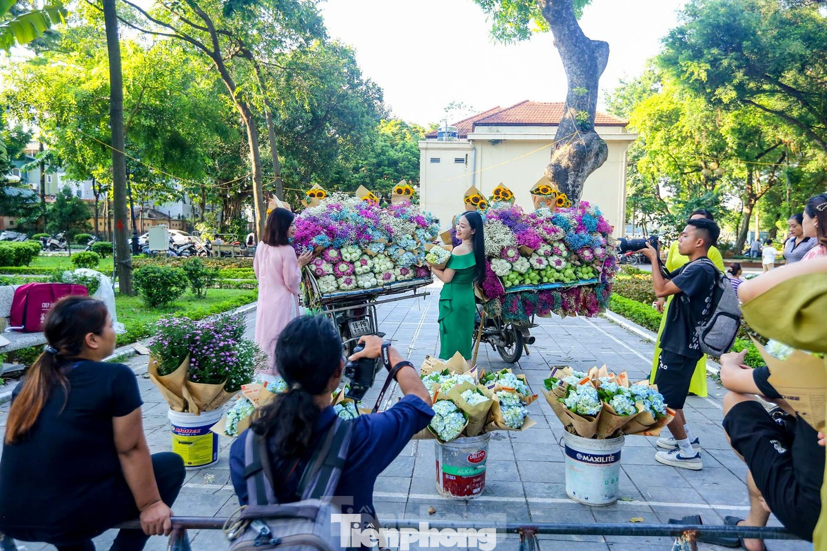 "Đường hoa" phố Phan Đình Phùng thu hút người dân đến chụp ảnh, tham quan. Ảnh: Duy Phạm