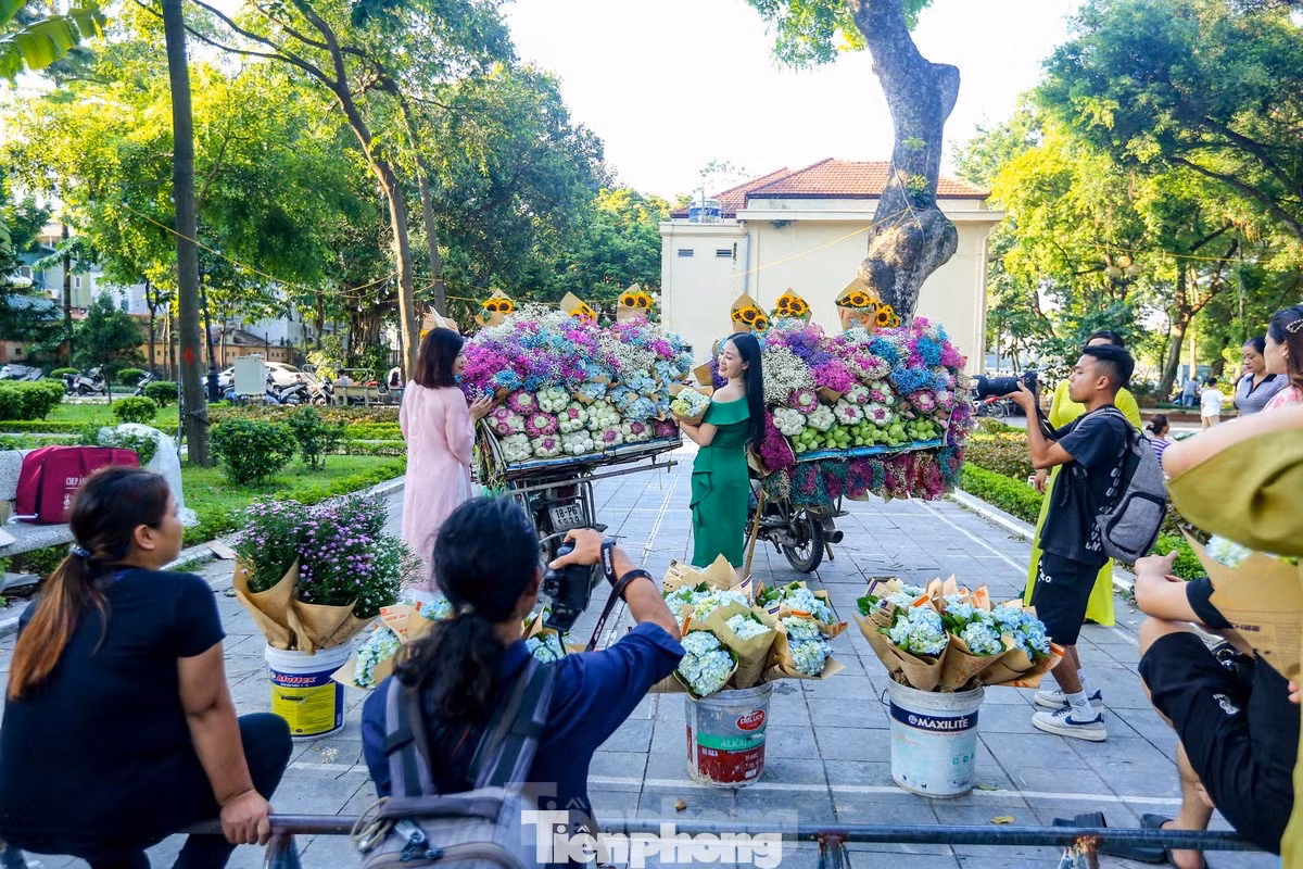 "Đường hoa" phố Phan Đình Phùng thu hút người dân đến chụp ảnh, tham quan. Ảnh: Duy Phạm