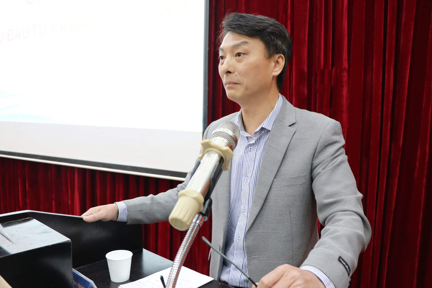 Anh Nguyễn Đăng Sỹ, đại diện quán karaoke số 16 Nguyễn Khang Anh Nguyễn Đăng Sỹ, đại diện quán karaoke số 16 Nguyễn Khang