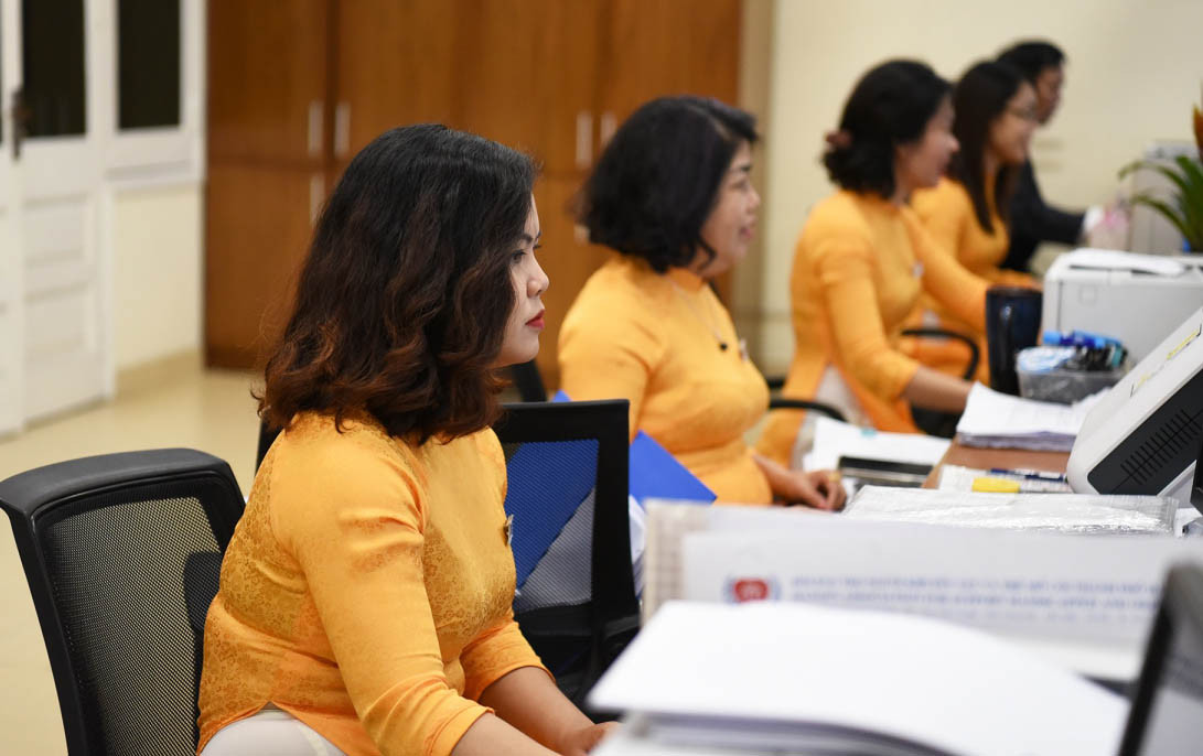 Tại quận Ba Đình, 5 cán bộ công chức đã có mặt từ sớm để chuẩn bị đón tiếp người dân lúc 8h sáng.