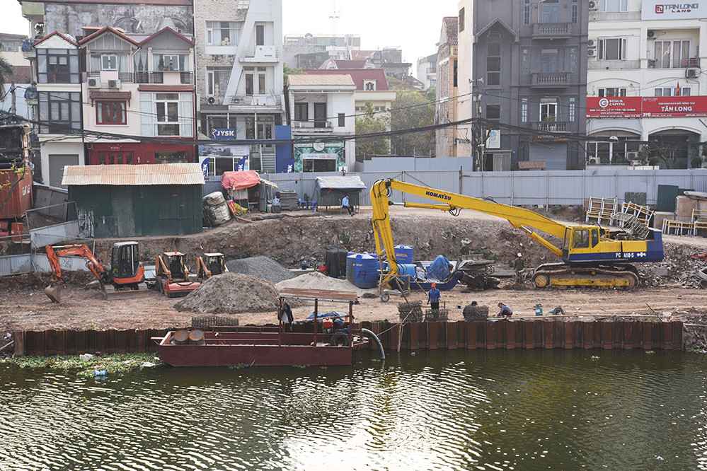 Dự án kết hợp xây dựng hệ thống cống thu gom nước thải D300 có chiều dài khoảng 780m từ khu dân cư xung quanh hồ, sau đó được bơm áp lực lên cống D300 trên đường Xuân Diệu, nước thải sẽ được dẫn đến nhà máy xử lý nước thải Hồ Tây(do công ty Phú Điền quản lý vận hành). Hạng mục hệ thống xử lý nước thải sẽ được đầu tư theo dự án riêng.