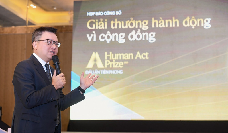 Ông Lê Quốc Minh - Trưởng Ban tổ chức Giải thưởng Hành động vì Cộng đồng – Human Act Prize phát biểu tại buổi họp báo