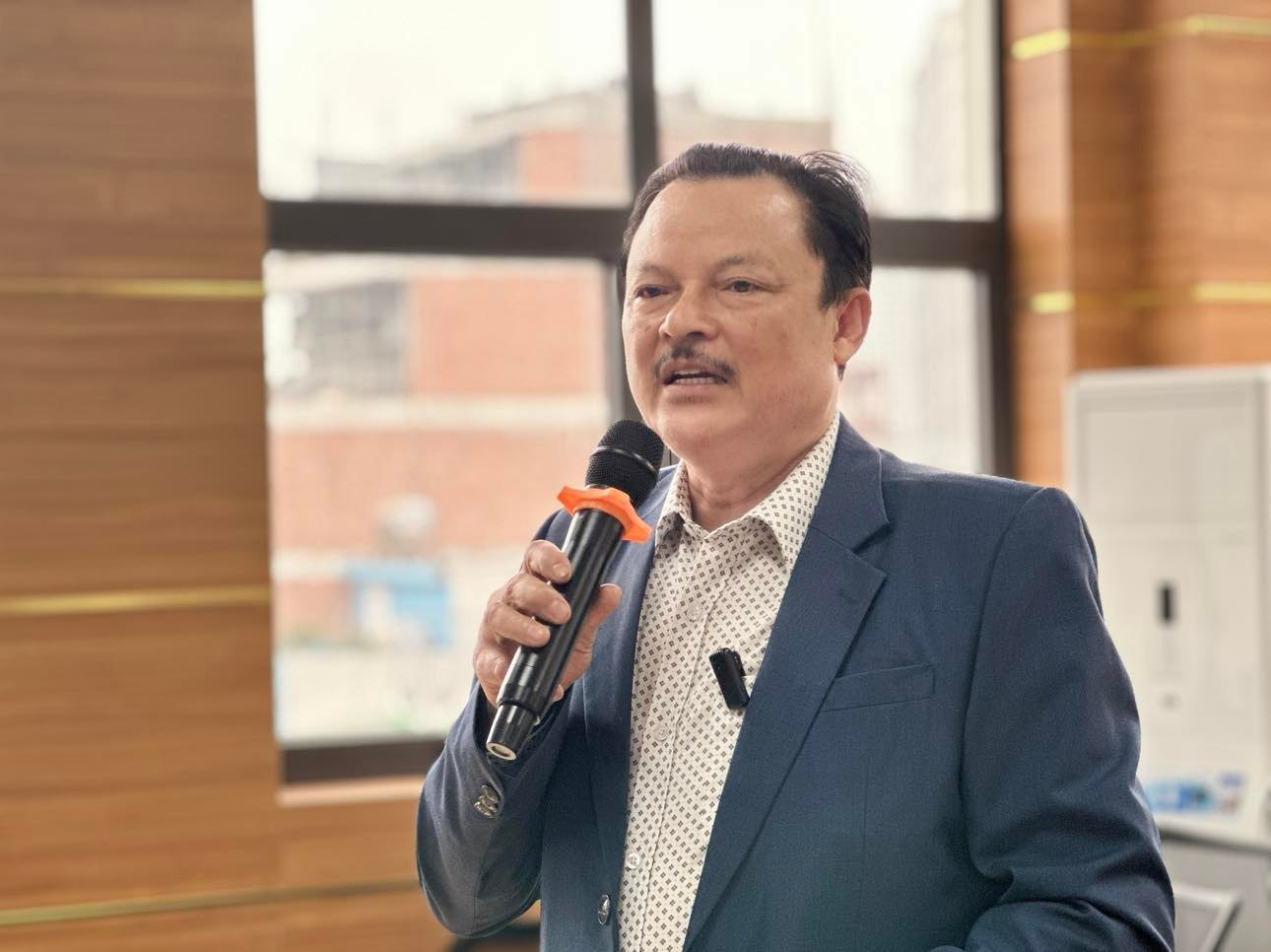 Ông Phạm Tiến Vinh, Bí thư chi bộ 3 phường Vĩnh Tuy cho biết, chi bộ tiếp tục vận động nhân dân theo pháp luật, có điều gì chưa thuận cần góp ý kiến một cách ôn hòa. Những kiến nghị của cư dân cần BQLDA đối thoại thỏa đáng, tìm kiếm sự đồng thuận. Ông Phạm Tiến Vinh, Bí thư chi bộ 3 phường Vĩnh Tuy cho biết, chi bộ tiếp tục vận động nhân dân theo pháp luật, có điều gì chưa thuận cần góp ý kiến một cách ôn hòa. Những kiến nghị của cư dân cần BQLDA đối thoại thỏa đáng, tìm kiếm sự đồng thuận.