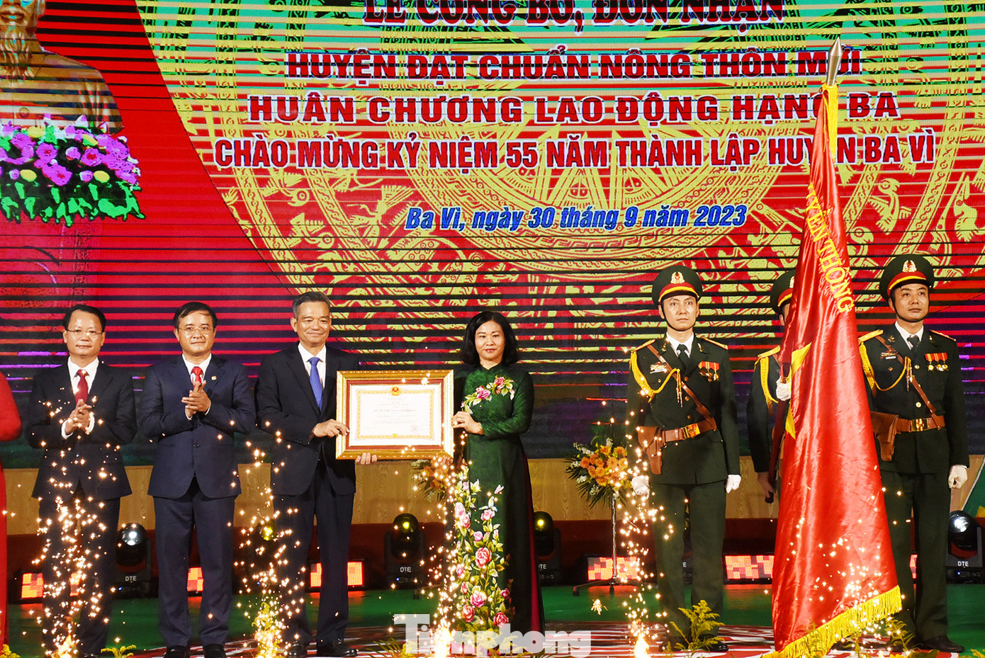 Phó Bí thư Thường trực Thành uỷ Hà Nội Nguyễn Thị Tuyến trao Huân chương Lao động hạng Ba của Chủ tịch nước cho Đảng bộ, chính quyền và nhân dân huyện Ba Vì