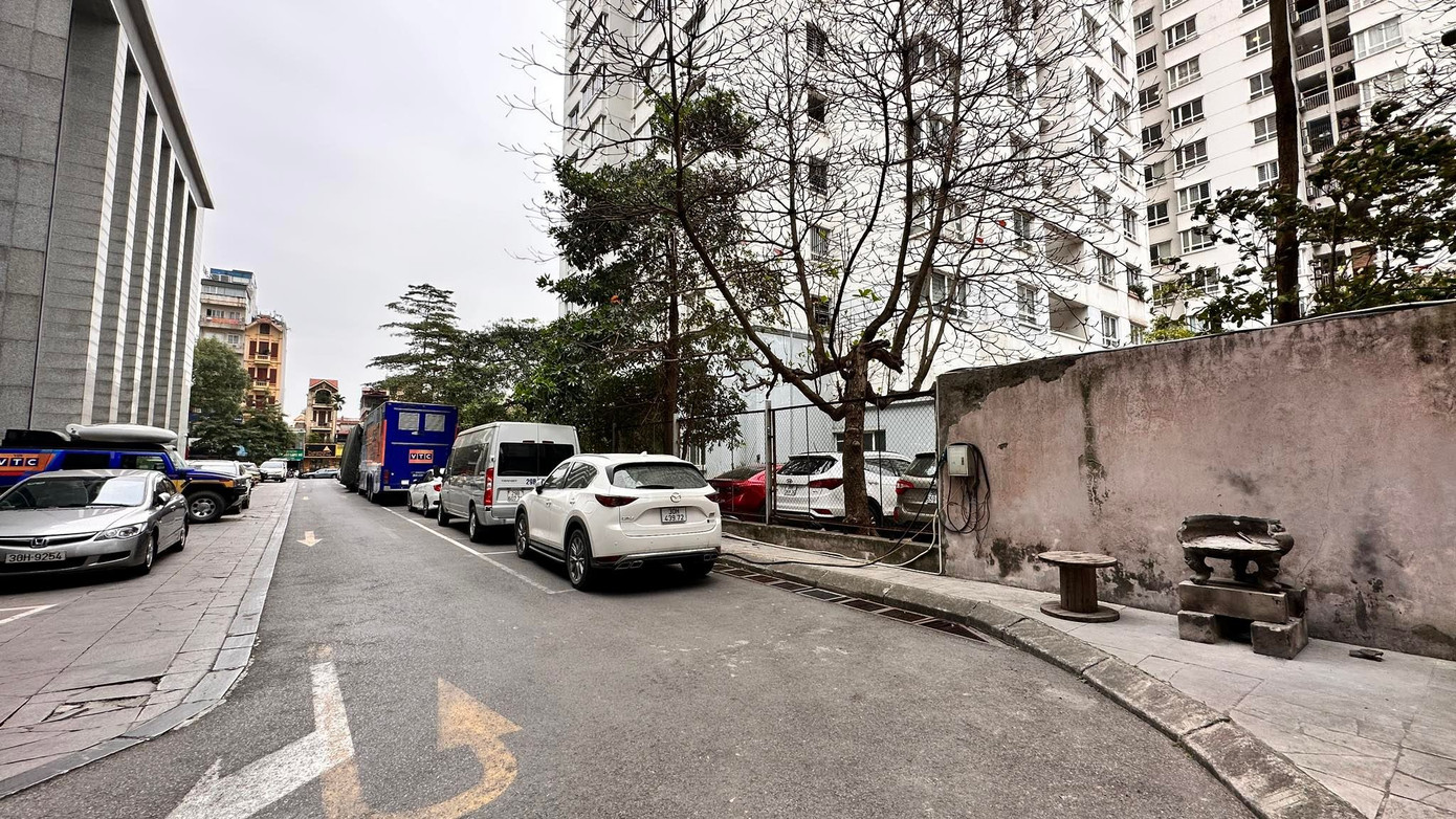 Quyết định giao đất của UBND TP Hà Nội nêu rõ: 1.110m2 đất nằm trong chỉ giới đường đỏ, giao công ty sử dụng làm đường thi công và đường sử dụng chung, tuyệt đối không được xây dựng công trình.