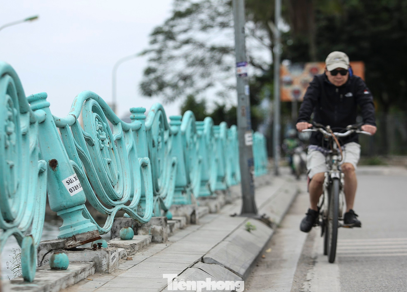 Lan can hồ Tây xuống cấp. Ảnh Minh Thư Lan can hồ Tây xuống cấp. Ảnh Minh Thư