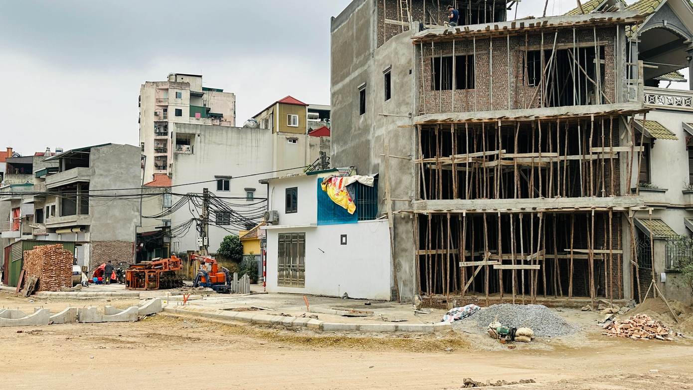 Tại ngách 42/197 Thịnh Liệt, xuất hiện căn nhà méo mó với diện tích khoảng 17m2. Đại diện UBND phường Thịnh Liệt cho biết, vào cuối năm 2022, trong quá trình giải phóng mặt bằng phục vụ dự án mở đường nối, chủ căn nhà này đã chấp hành và giao nộp phần diện tích đất cho dự án.