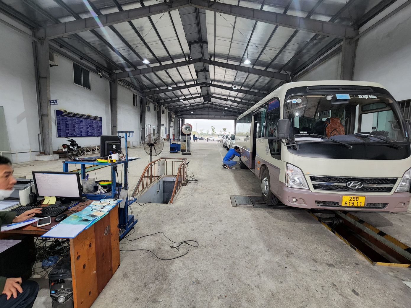 Bên trong trung tâm đăng kiểm 18-02D