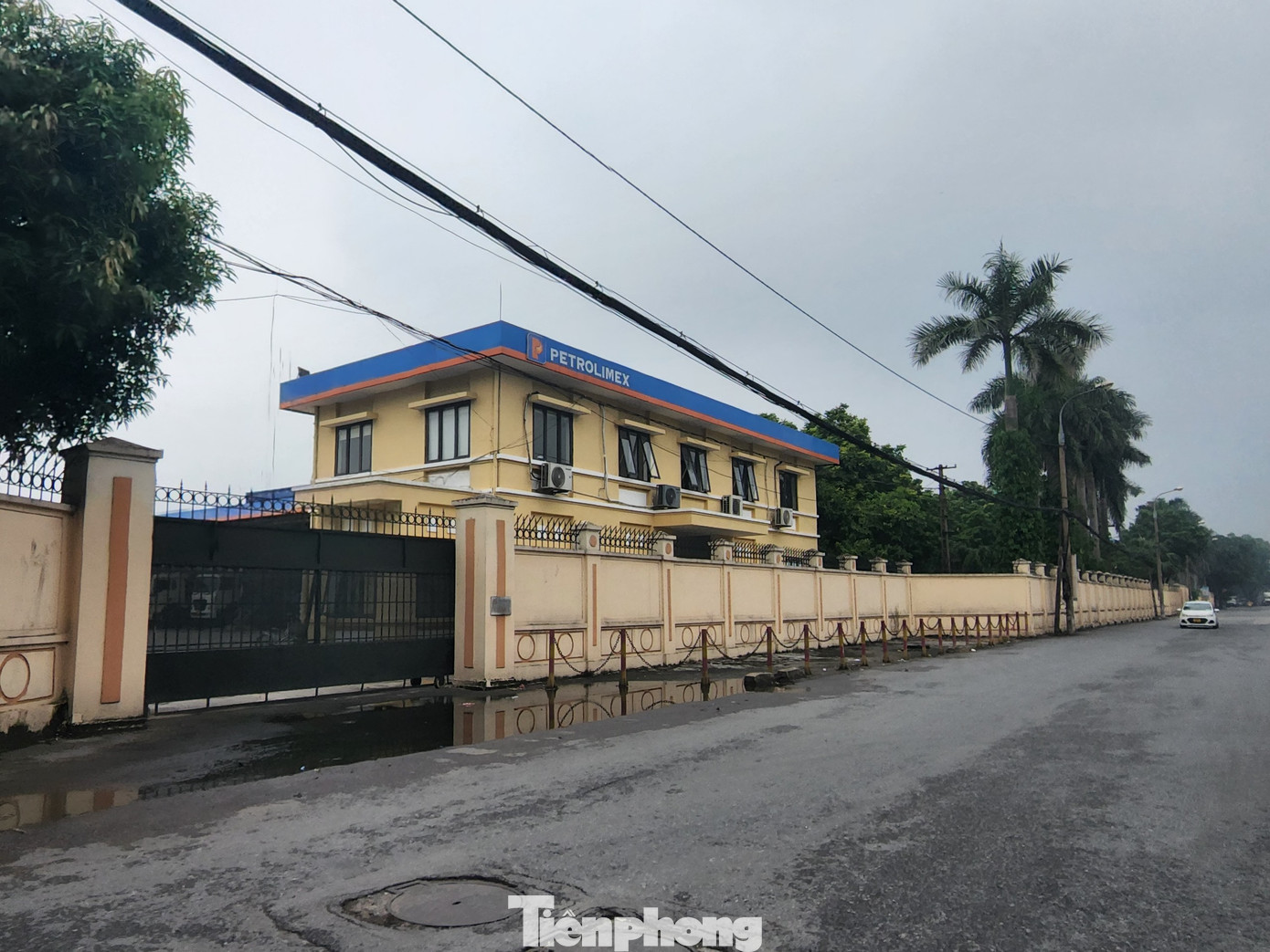 Cũng tại quận Long Biên, Tổng kho xăng dầu Đức Giang tại 26 phố Đức Giang nằm trong kế hoạch di dời