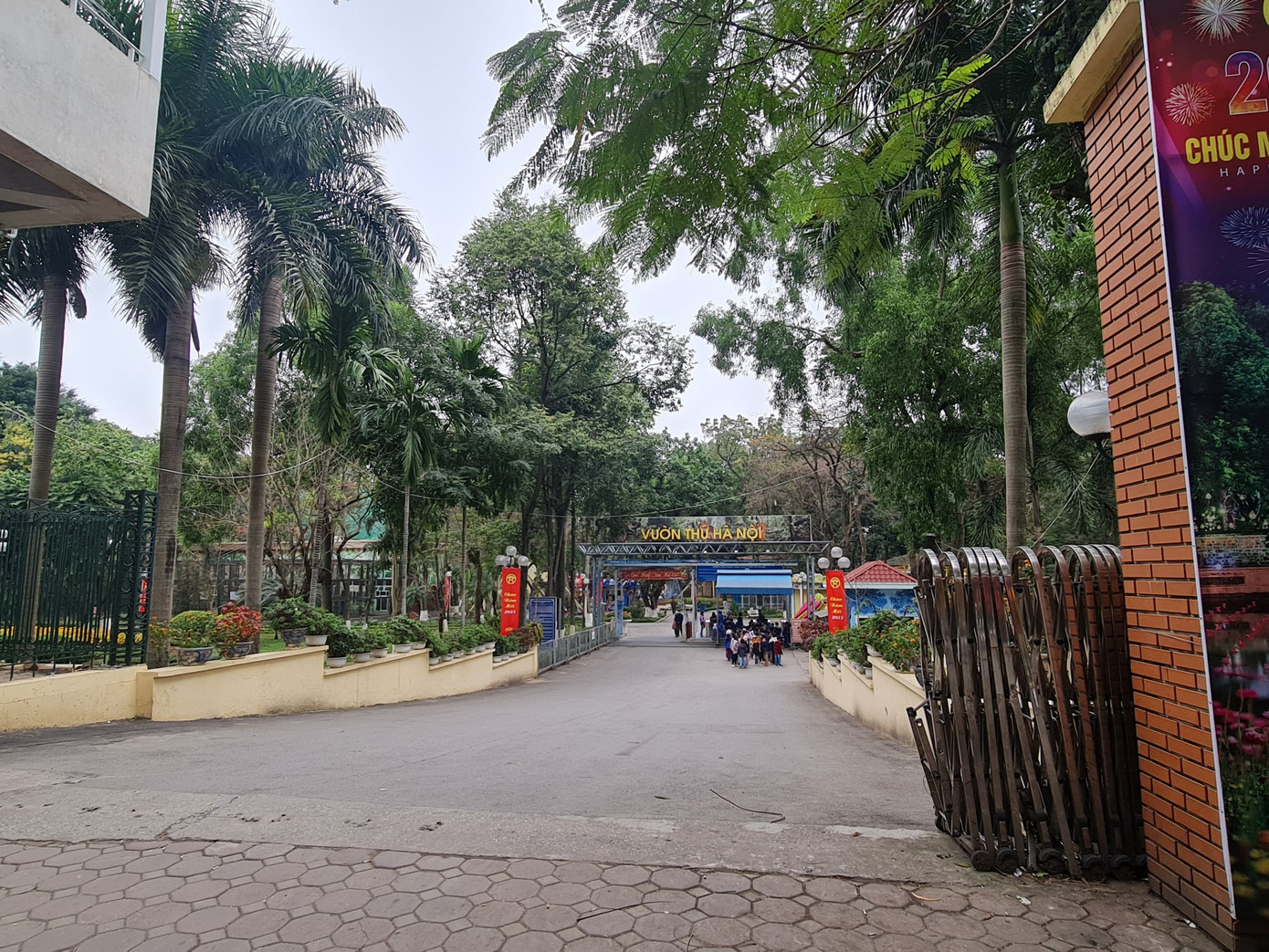 Đây cũng là cổng phụ của công viên.