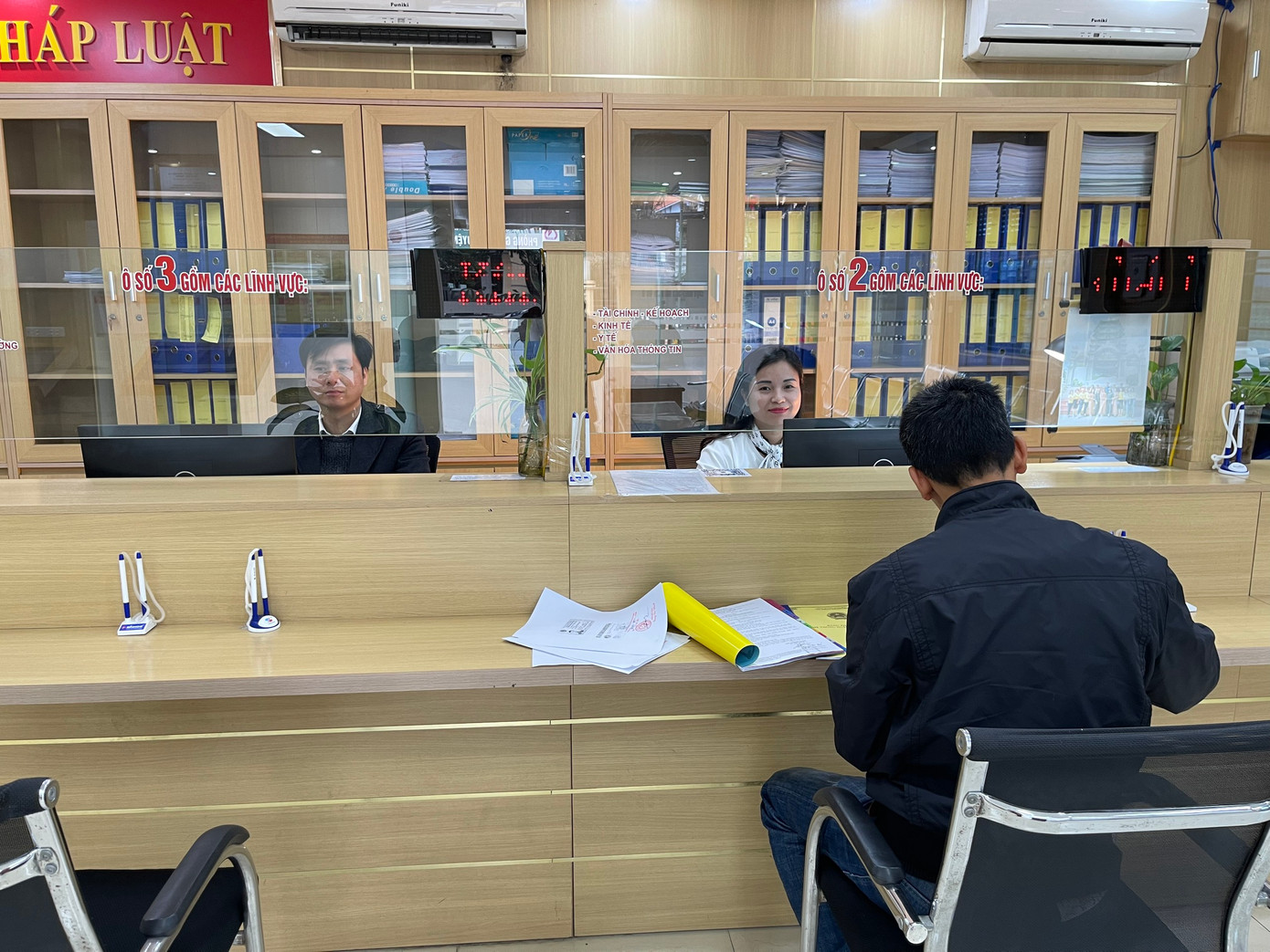 Ghi nhận tại bộ phận một cửa UBND huyện Hoài Đức, không nhiều người dân đến làm thủ tục hành chính