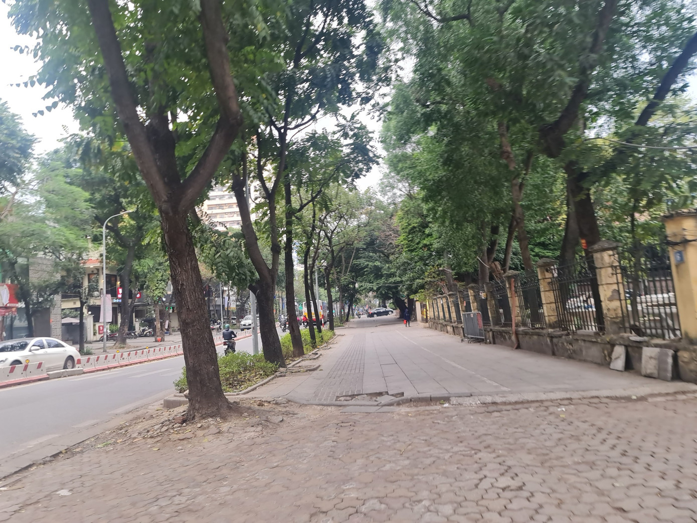 Tại phố Huỳnh Thúc Kháng có khoảng 400m vỉa hè được UBND quận Ba Đình cấp phép cho Công ty TNHH Một thành viên Khai thác điểm đỗ xe Hà Nội trông giữ ôtô. Đến nay bãi xe này đã bị rút giấy phép, trả lại không gian thông thoáng cho người đi bộ.