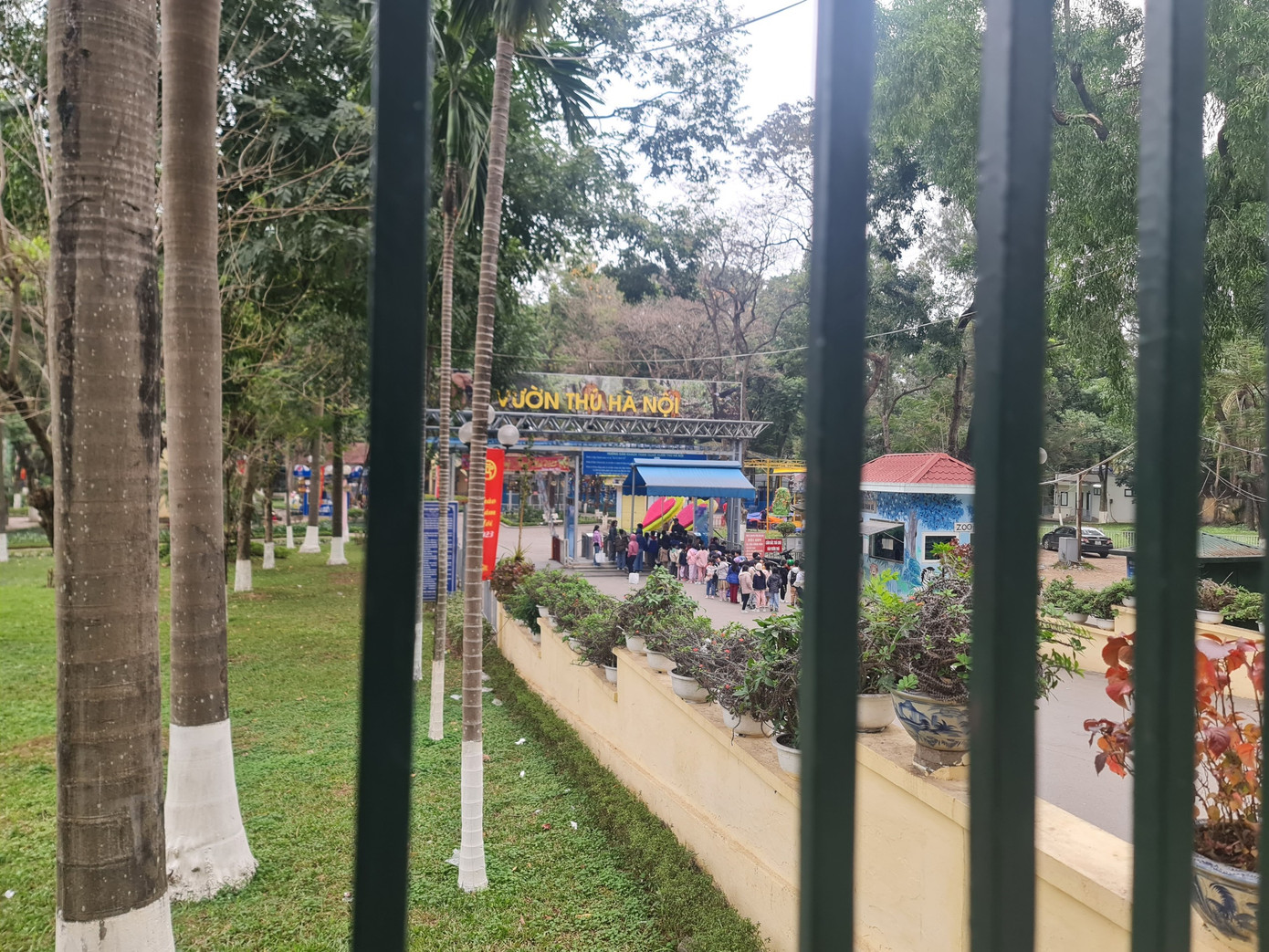 Do đặc thù nuôi nhốt thú, 4 mặt tiếp giáp đường nên Công viên Thủ lệ sẽ không thể "mở toang", hạ toàn bộ rào như những công viên khác.