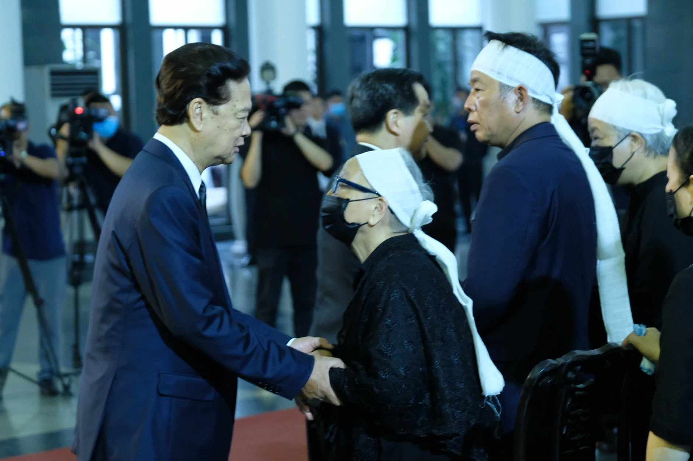 Đồng chí Nguyễn Tấn Dũng, nguyên Thủ tướng Chính phủ, chia buồn với gia quyến đồng chí Vũ Khoan.