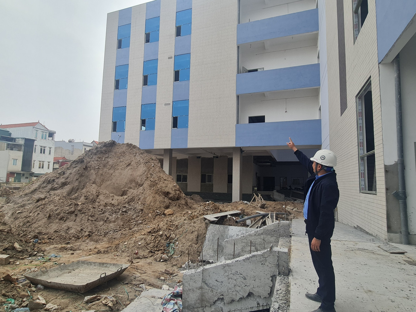 Một đại diện Ban quản lý dự án cho biết: Khó khăn là rõ ràng vì xây dựng xong một bệnh viện mà không có đầy đủ thiết bị y tế thì cũng không thể hoạt động được. Do đó chúng tôi phải vừa làm vừa dò đường.