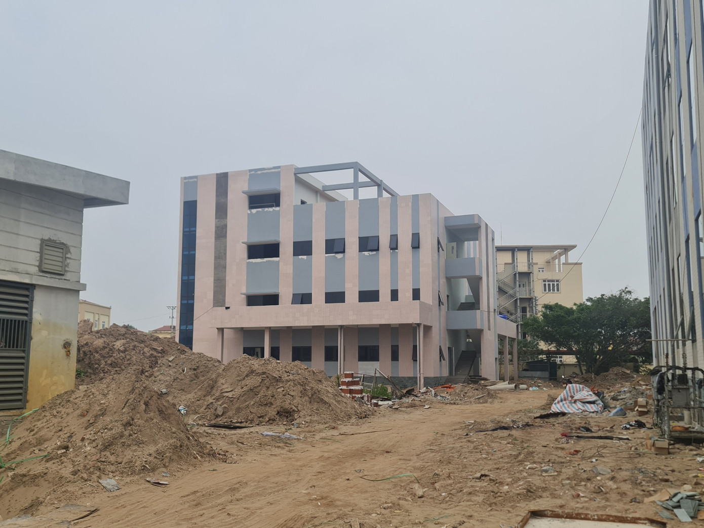 Khối nhà kỹ thuật 4 tầng phía mặt sau dự án