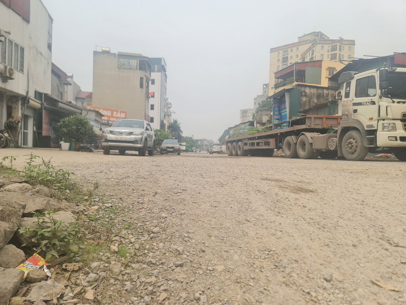 Ngoài ra, người dân thường xuyên phải di chuyển tại khu vực đường đất, bụi mờ mịt.